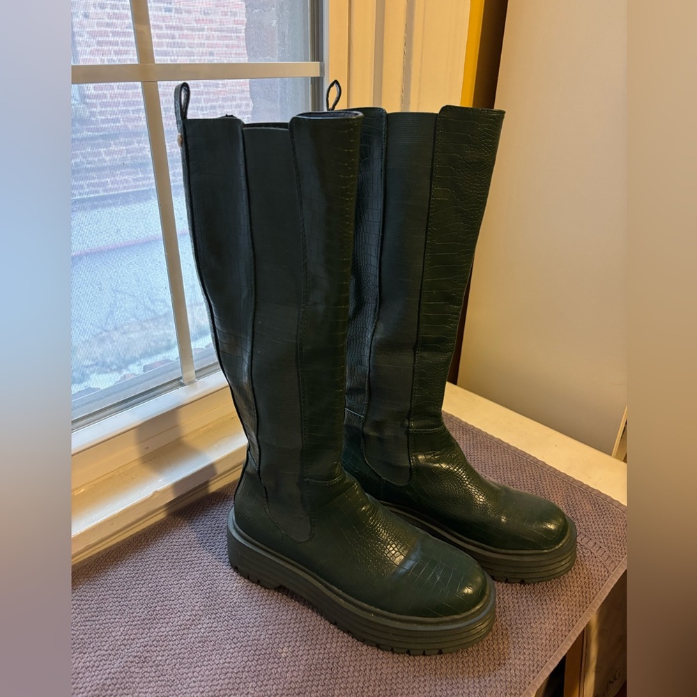 Dark Green Knee-High Women's Boots. Size 7.